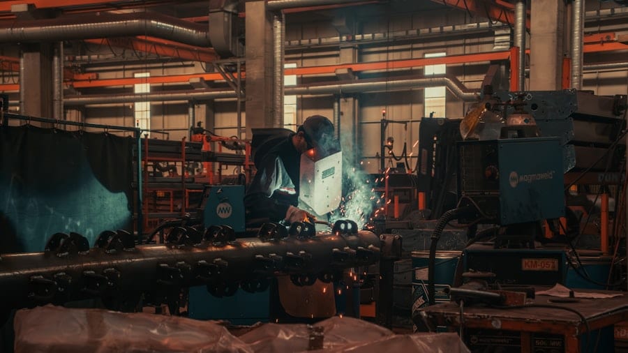 工場での作業を示すイメージ
